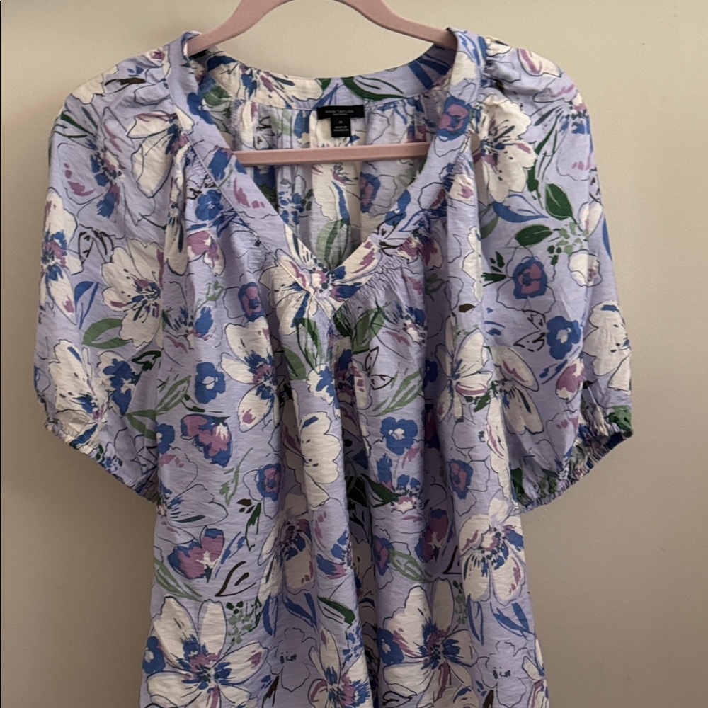 Ann Taylor Floral V-Neck Women's Top in Light Lavender , size M , used like new